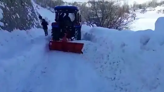 Kardan kapanan yolları köy sakinleri kendileri açtı