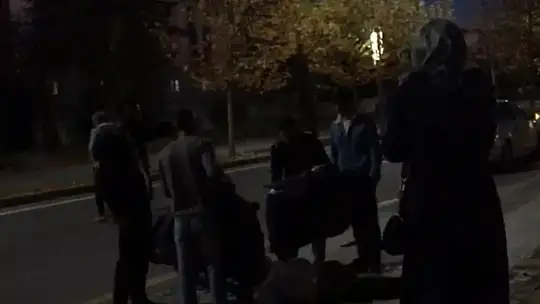 Kazada yaralanan kadının üzerini montlarıyla örttüler