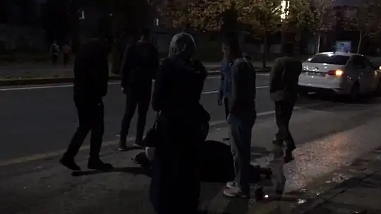 Kazada yaralanan kadının üzerini montlarıyla örttüler