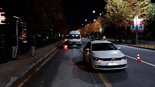 Kazada yaralanan kadının üzerini montlarıyla örttüler