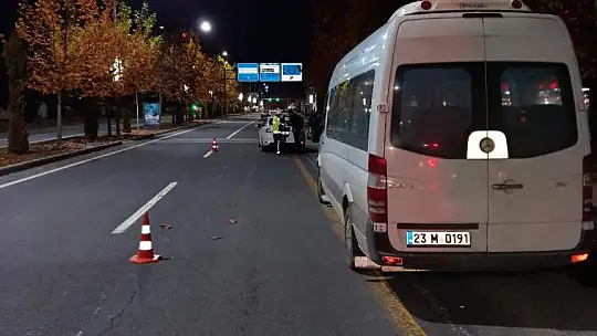 Kazada yaralanan kadının üzerini montlarıyla örttüler