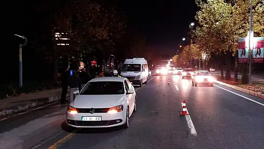 Kazada yaralanan kadının üzerini montlarıyla örttüler