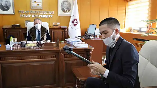 Kazakistanlı öğrencilerden Rektör Göktaş ile bir araya geldi