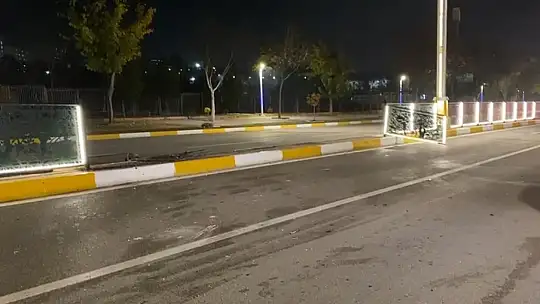 Kontrolden çıkan otomobil karşı şeride uçtu