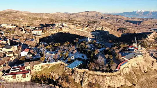 Mevsimler tersine döndü: Batıda kar yağarken Elazığ'da bahar havası yaşanıyor