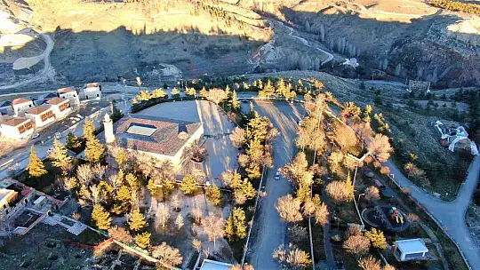 Mevsimler tersine döndü: Batıda kar yağarken Elazığ'da bahar havası yaşanıyor