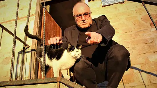 Mevsimler tersine döndü: Batıda kar yağarken Elazığ'da bahar havası yaşanıyor