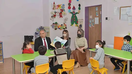 Milli Eğitim Müdürü Gürtürk, öğrencilere masal okudu