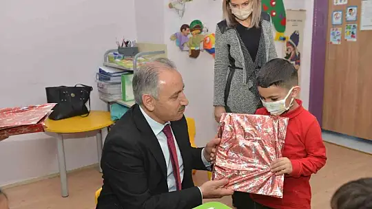 Milli Eğitim Müdürü Gürtürk, öğrencilere masal okudu