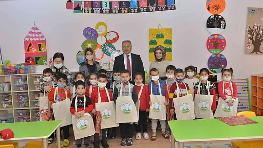Milli Eğitim Müdürü Gürtürk, öğrencilere masal okudu