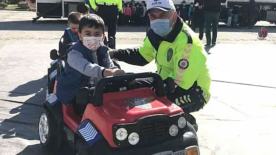 Mobil trafik eğitim tırı 2'nci gününde Elazığ'da eğitime devam etti