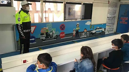 Mobil trafik eğitim tırı 2'nci gününde Elazığ'da eğitime devam etti
