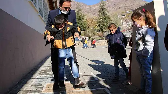 O bir öğretmen daha fazlası, engelli öğrencisini her teneffüs kucağında gezdiriyor
