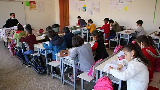 O bir öğretmen daha fazlası, engelli öğrencisini her teneffüs kucağında gezdiriyor