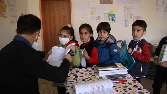 O bir öğretmen daha fazlası, engelli öğrencisini her teneffüs kucağında gezdiriyor