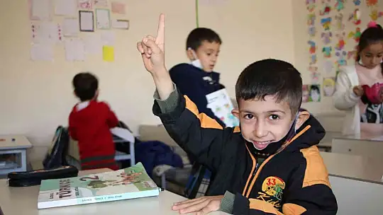 O bir öğretmen daha fazlası, engelli öğrencisini her teneffüs kucağında gezdiriyor