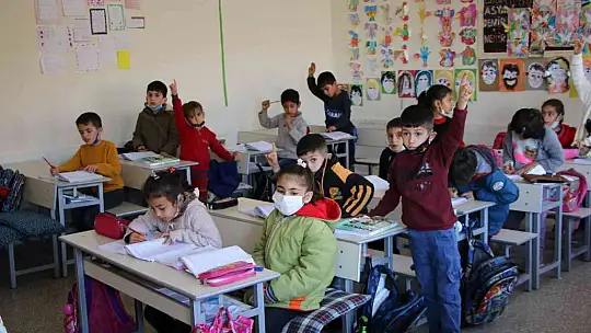 O bir öğretmen daha fazlası, engelli öğrencisini her teneffüs kucağında gezdiriyor