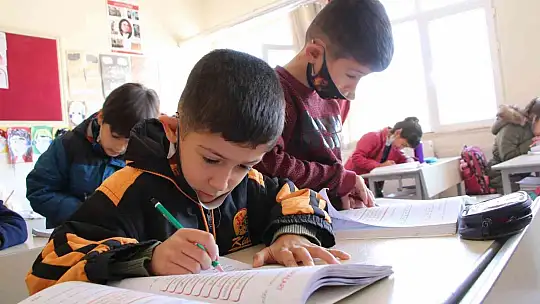 O bir öğretmen daha fazlası, engelli öğrencisini her teneffüs kucağında gezdiriyor