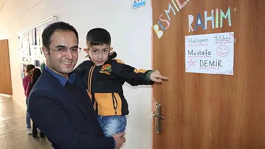 O bir öğretmen daha fazlası, engelli öğrencisini her teneffüs kucağında gezdiriyor