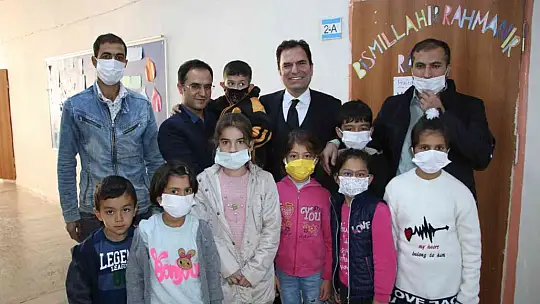 O bir öğretmen daha fazlası, engelli öğrencisini her teneffüs kucağında gezdiriyor