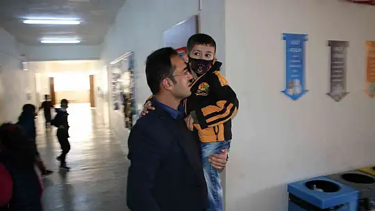 O bir öğretmen daha fazlası, engelli öğrencisini her teneffüs kucağında gezdiriyor
