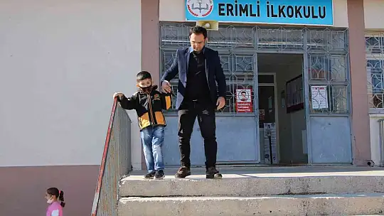 O bir öğretmen daha fazlası, engelli öğrencisini her teneffüs kucağında gezdiriyor