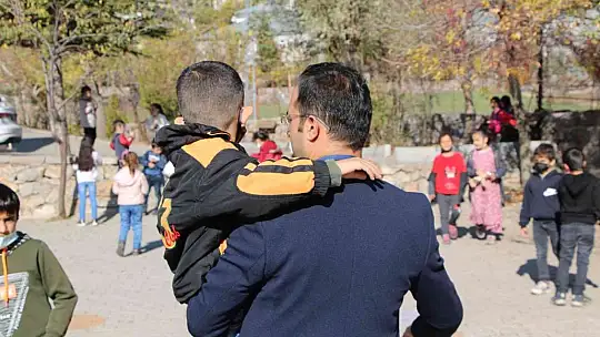 O bir öğretmen daha fazlası, engelli öğrencisini her teneffüs kucağında gezdiriyor