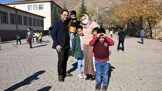 O bir öğretmen daha fazlası, engelli öğrencisini her teneffüs kucağında gezdiriyor
