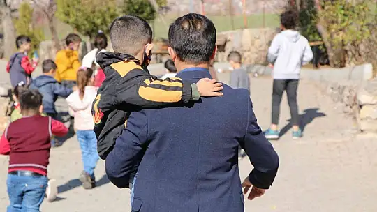O bir öğretmen daha fazlası, engelli öğrencisini her teneffüs kucağında gezdiriyor