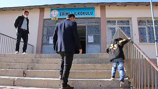 O bir öğretmen daha fazlası, engelli öğrencisini her teneffüs kucağında gezdiriyor