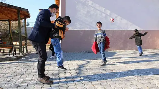 O bir öğretmen daha fazlası, engelli öğrencisini her teneffüs kucağında gezdiriyor