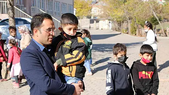 O bir öğretmen daha fazlası, engelli öğrencisini her teneffüs kucağında gezdiriyor