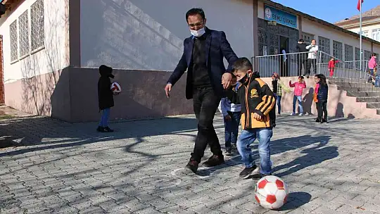 O bir öğretmen daha fazlası, engelli öğrencisini her teneffüs kucağında gezdiriyor