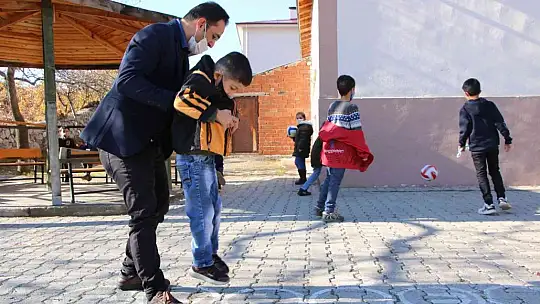 O bir öğretmen daha fazlası, engelli öğrencisini her teneffüs kucağında gezdiriyor