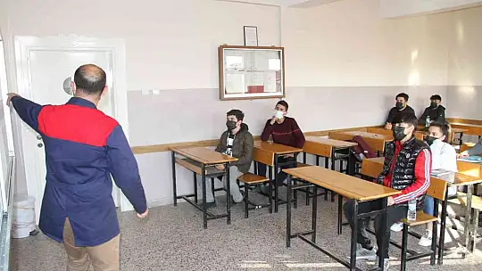 Öğrenim yıllarında dalga geçtiler, o yılmadan çalıştı hayalini kurduğu öğretmenlik mesleğini yapmaya başladı