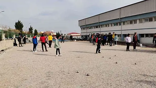 Öğretmenler dart ve bocce turnuvasında stres attı