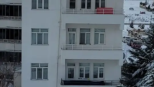 Önlem almadan çatıdaki karları temizledi, o anlar yürekleri ağza getirdi