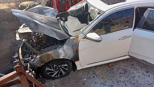 Park halinde alev alan otomobil kullanılamaz hale geldi