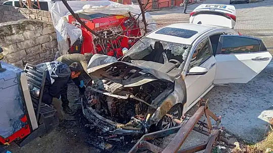Park halinde alev alan otomobil kullanılamaz hale geldi