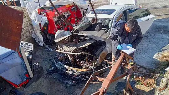 Park halinde alev alan otomobil kullanılamaz hale geldi