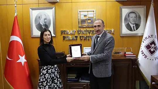 Rektör Göktaş, ödül alan akademisyenlere plaket takdim etti