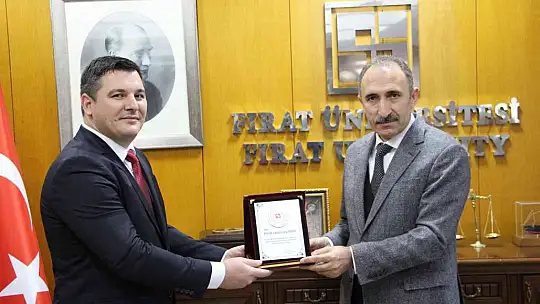 Rektör Göktaş, ödül alan akademisyenlere plaket takdim etti