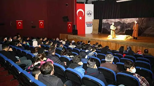 Sanatseverlerden 'Yunus Emre' tiyatro oyununa büyük ilgi