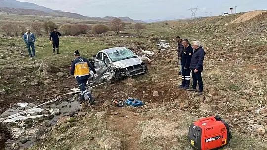 Şarampole yuvarlanan otomobil hurdaya döndü: 2 yaralı
