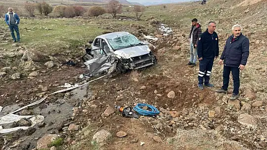 Şarampole yuvarlanan otomobil hurdaya döndü: 2 yaralı