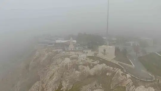 Sıcaklıkların düştüğü Elazığ'ı sis teslim aldı