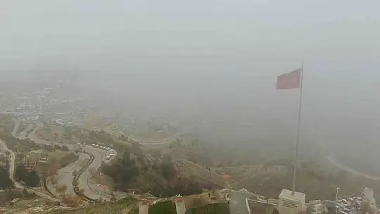 Sıcaklıkların düştüğü Elazığ'ı sis teslim aldı