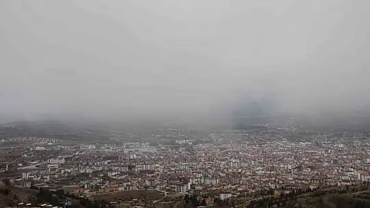 Sıcaklıkların düştüğü Elazığ'ı sis teslim aldı