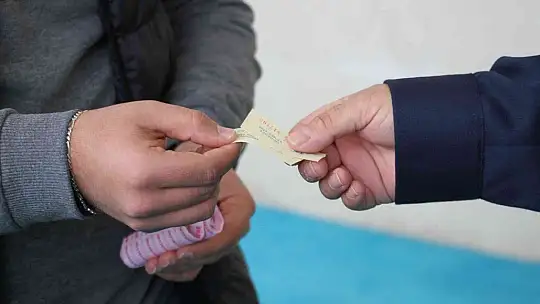 Sigarayı bıraktı, 4 yılda topladığı 38 bin lirayı öğrencilere harcadı