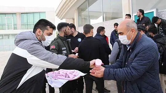 Sigarayı bıraktı, 4 yılda topladığı 38 bin lirayı öğrencilere harcadı